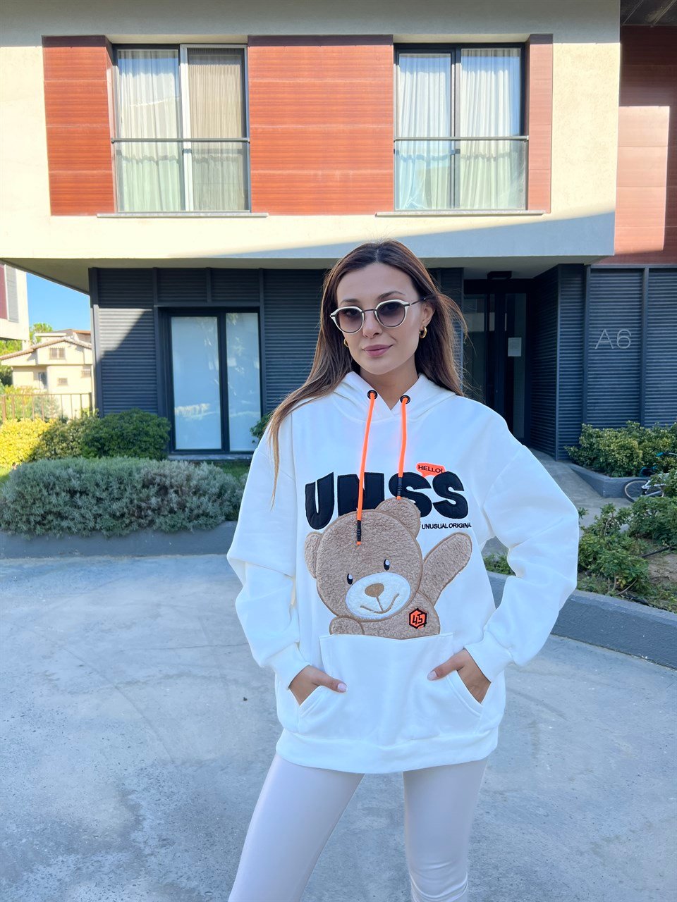 Bear Peluş İşlemeli Beyaz Kapüşonlu Sweat