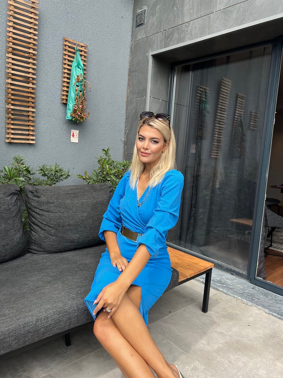 Bebe Mavisi Gold Kemerli Elbise