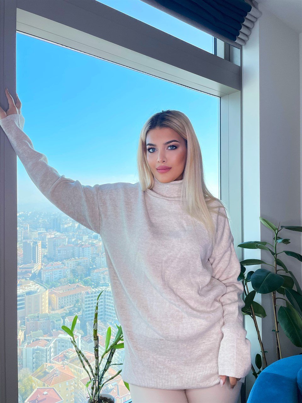 Bej Oversize Boğazlı Triko