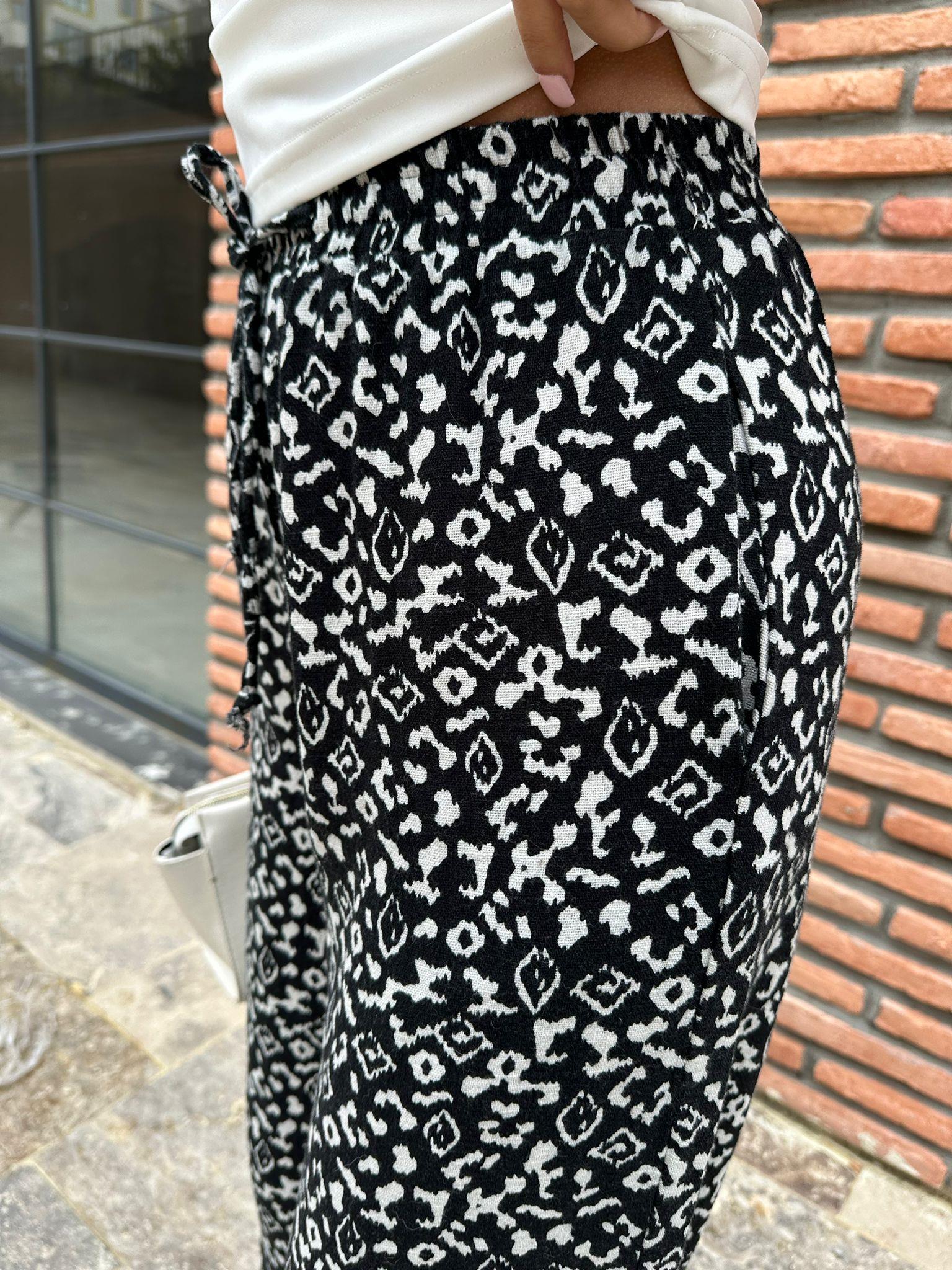 Bel Lastikli Beyaz Çıtır Desenli Siyah Pantolon 0707288