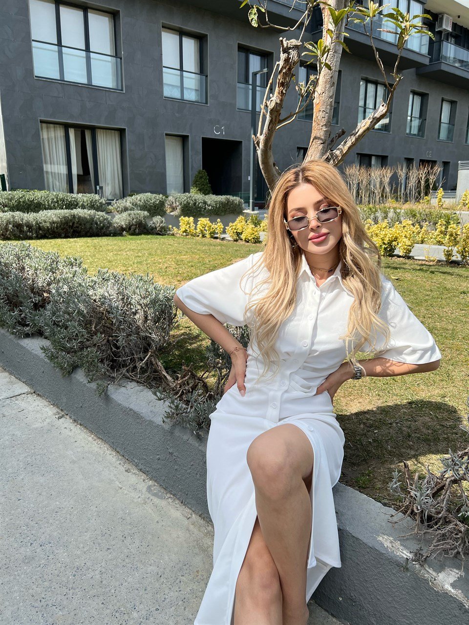 Beyaz Bel Büzgülü Düğmeli Elbise