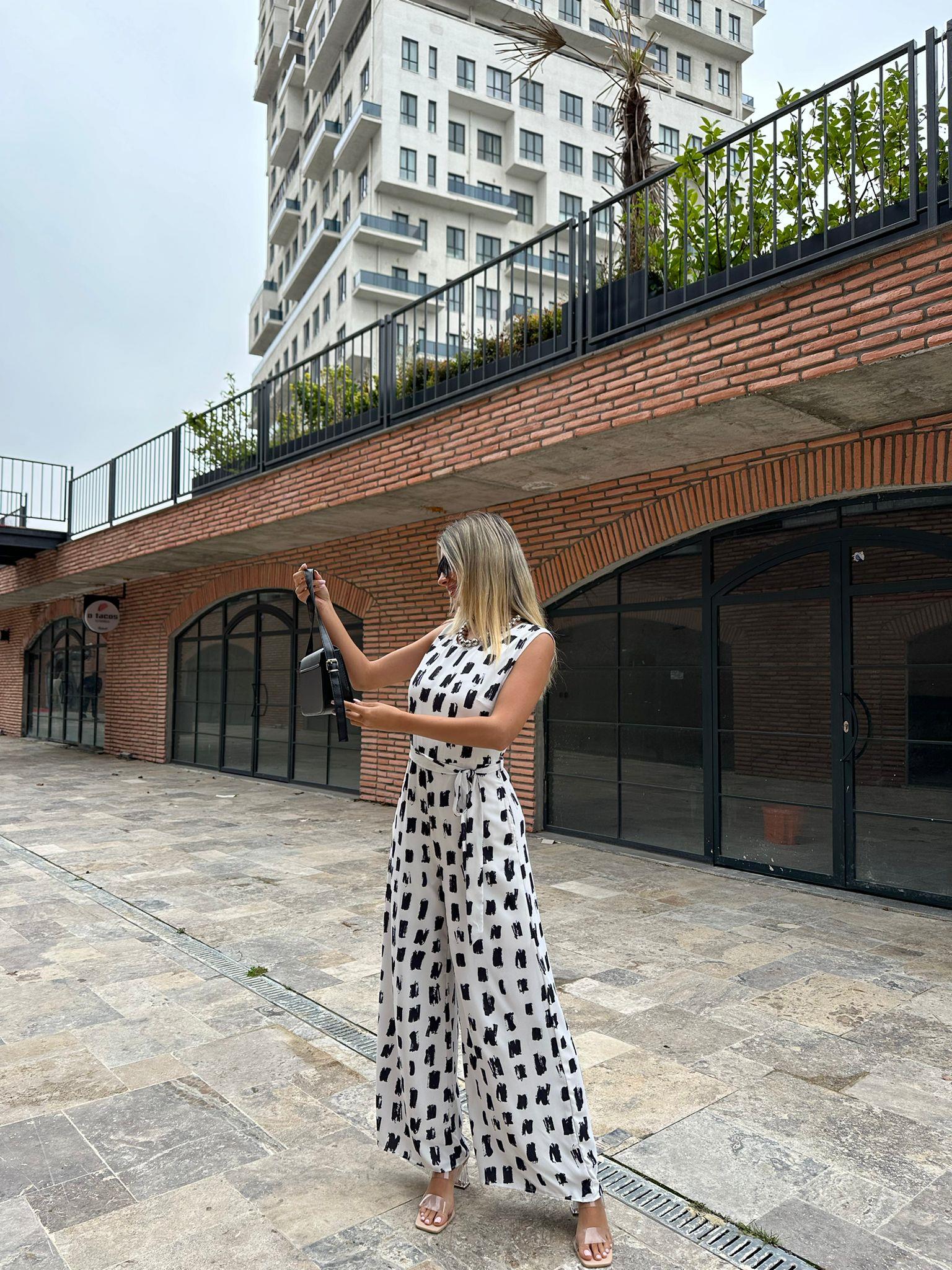 Beyaz Fırça Desenli Kuşaklı Krep Tulum 07062126