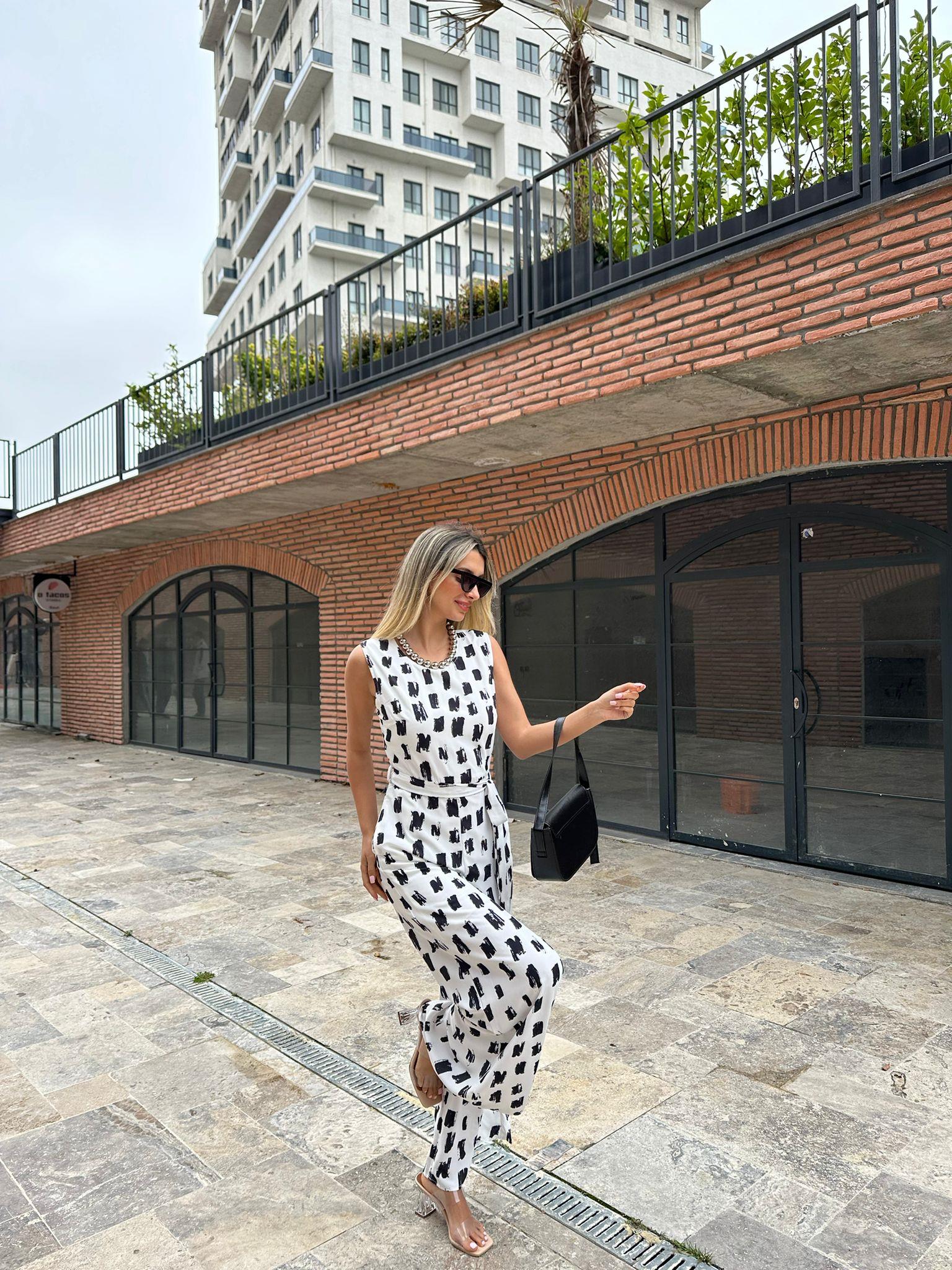 Beyaz Fırça Desenli Kuşaklı Krep Tulum 07062126