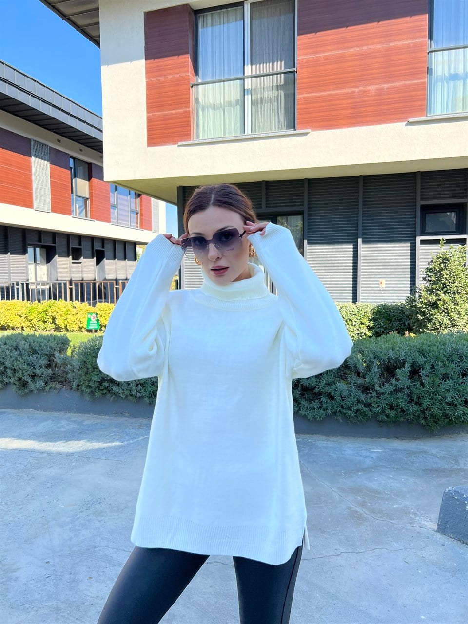 Boğazlı Beyaz Oversize Kazak