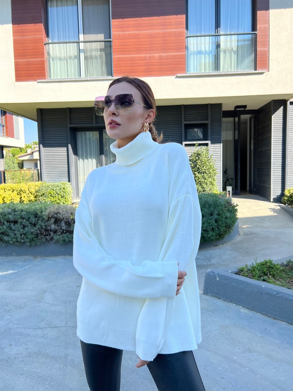 Boğazlı Beyaz Oversize Kazak