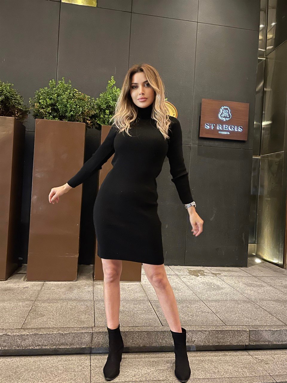 Boğazlı Siyah Triko Elbise