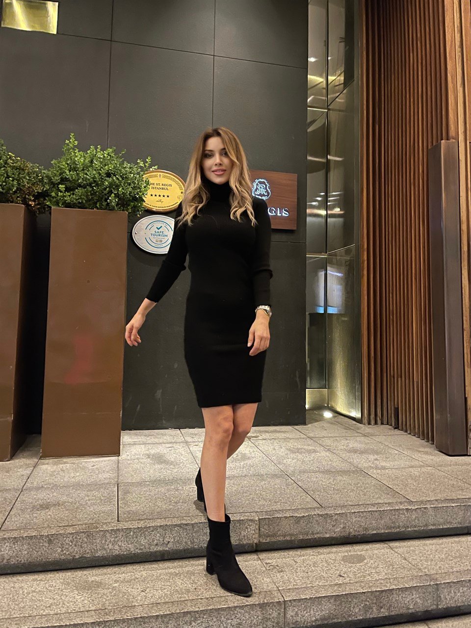 Boğazlı Siyah Triko Elbise