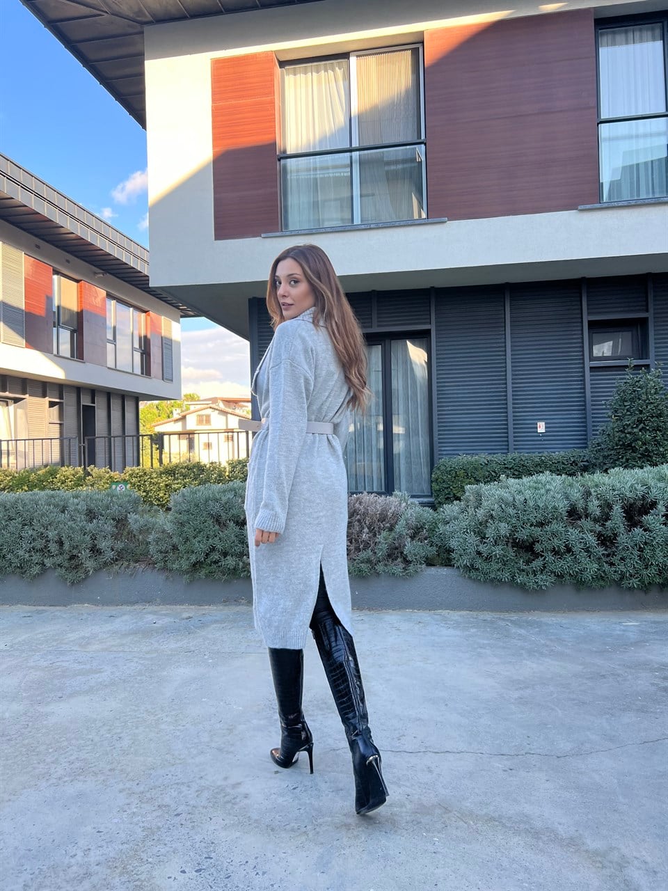 Candace Gri Kemerli Uzun Örme Hırka