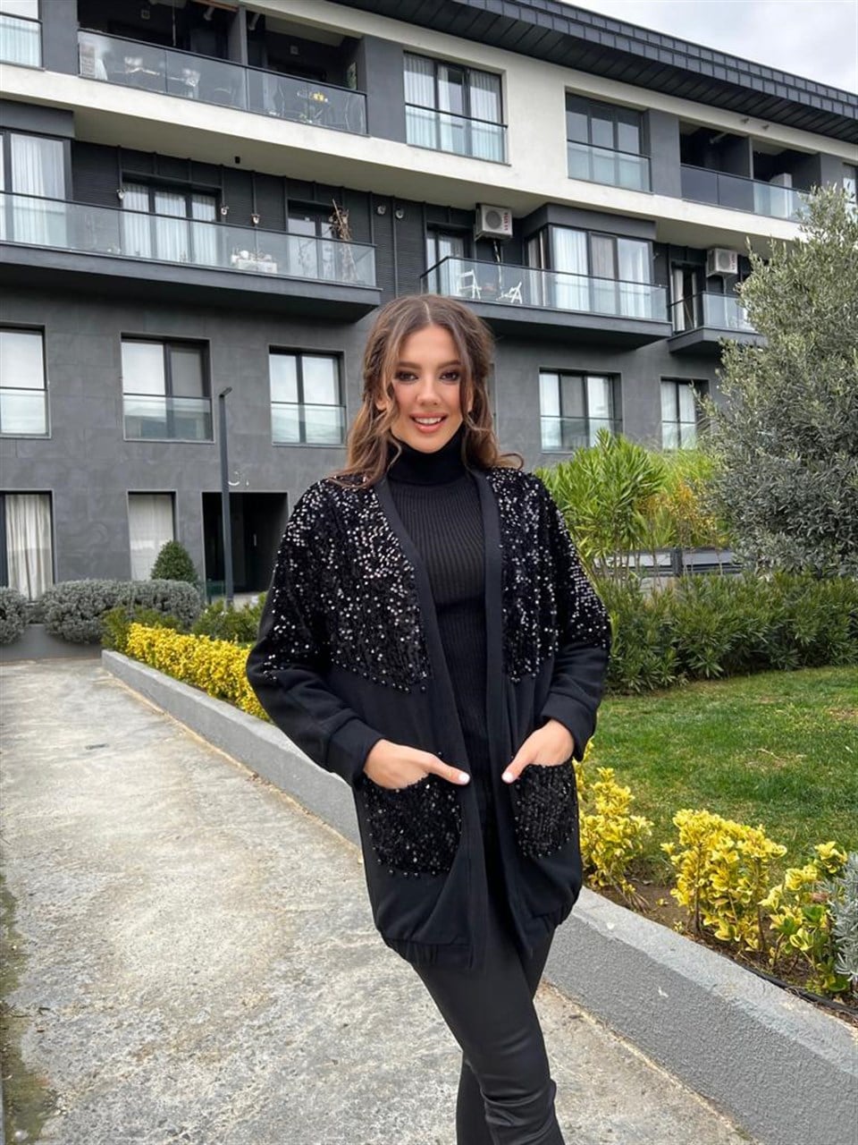 Cepleri Siyah Boncuklu Payetli Hırka 3214