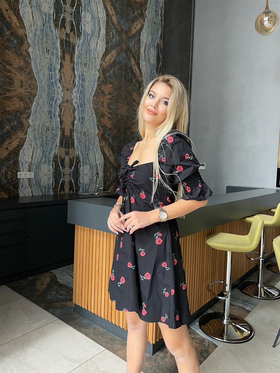 Çiçekli Siyah Mini Elbise