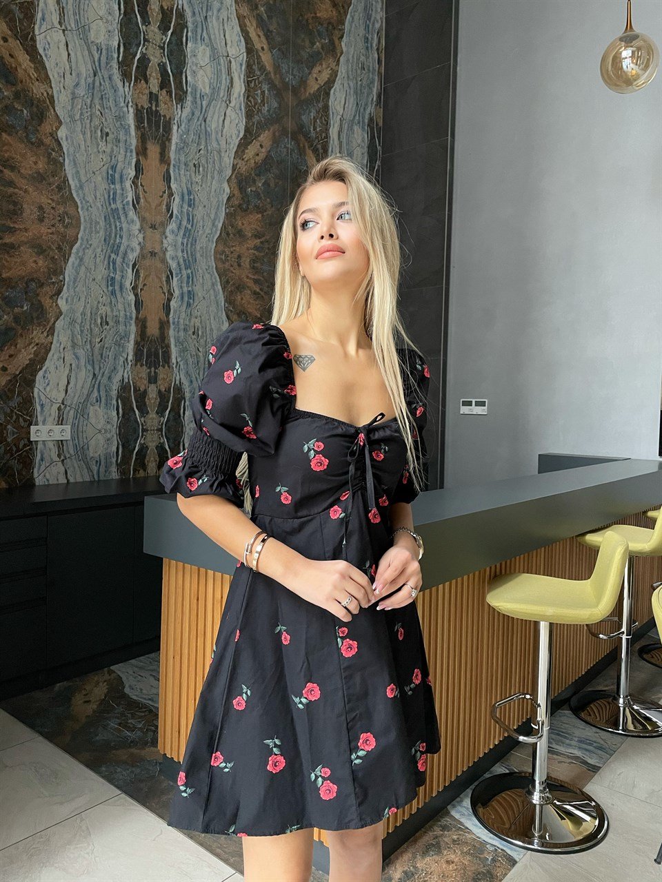 Çiçekli Siyah Mini Elbise