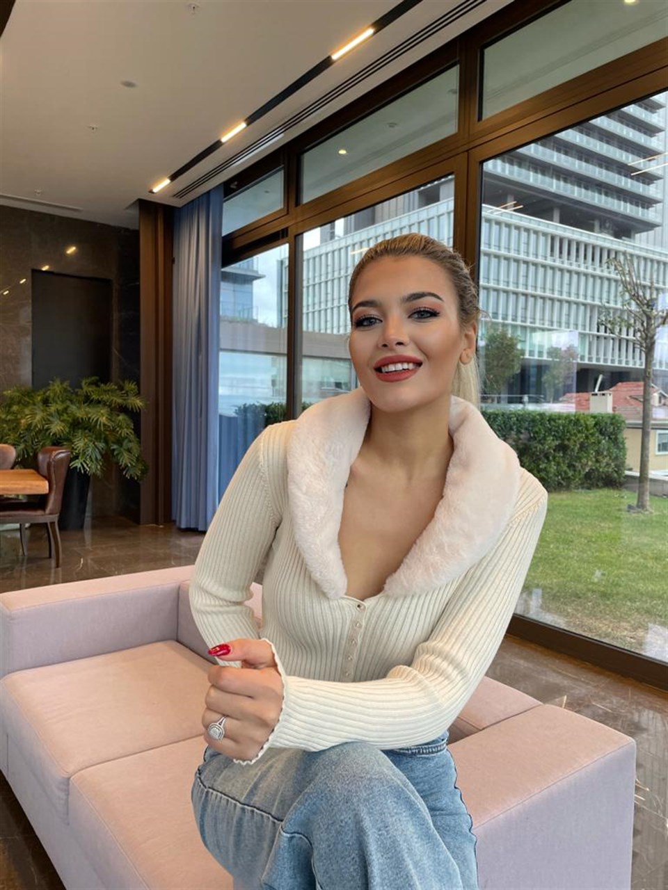 Çıkarılabilir Kürklü Düğmeli Triko Krem Bluz