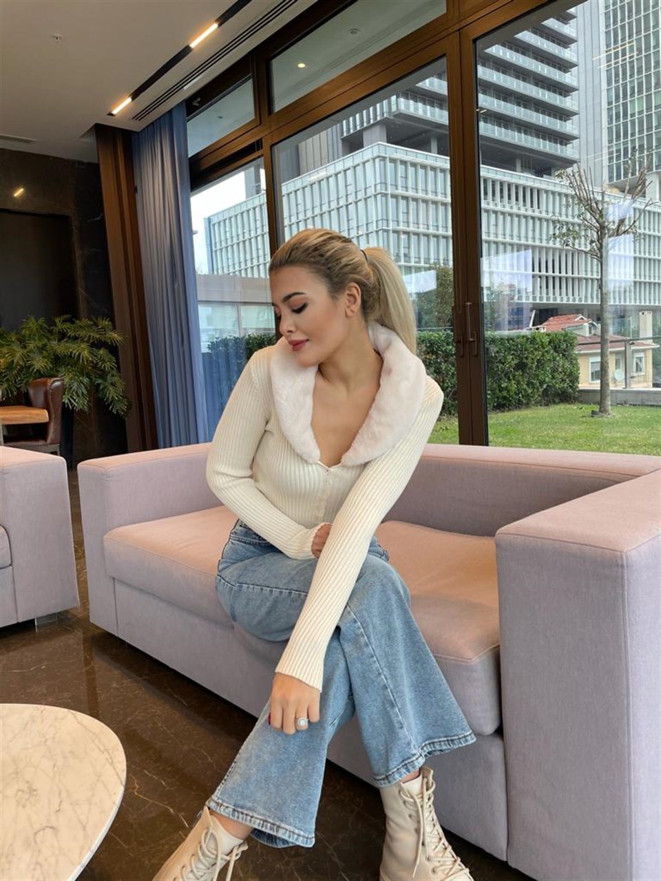 Çıkarılabilir Kürklü Düğmeli Triko Krem Bluz