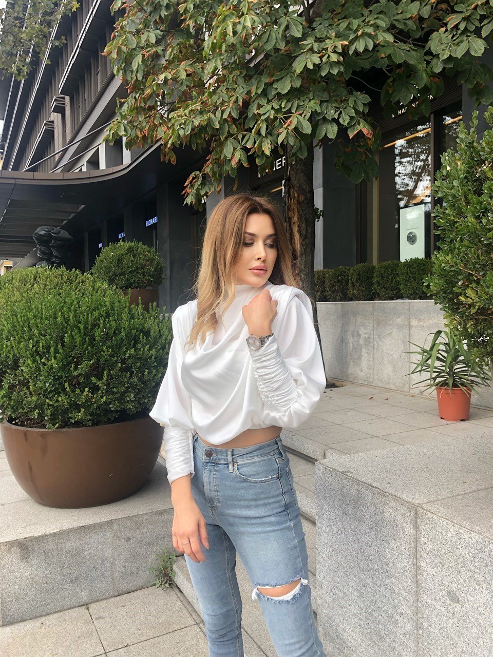 Dik Yaka Beyaz Saten Bluz 7458