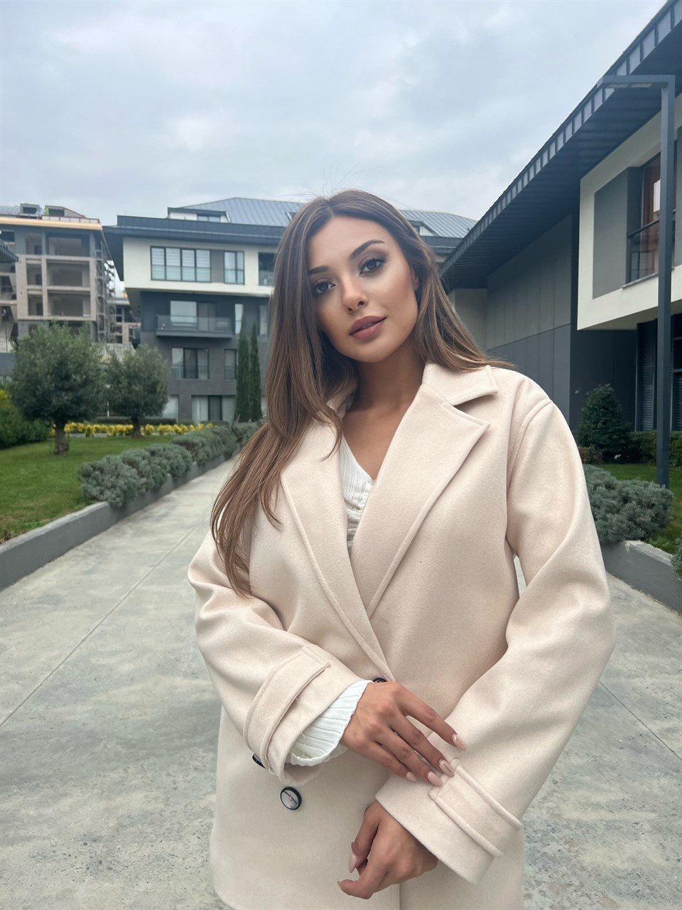 Düğmeli Yakalı Bej Kısa Kaban