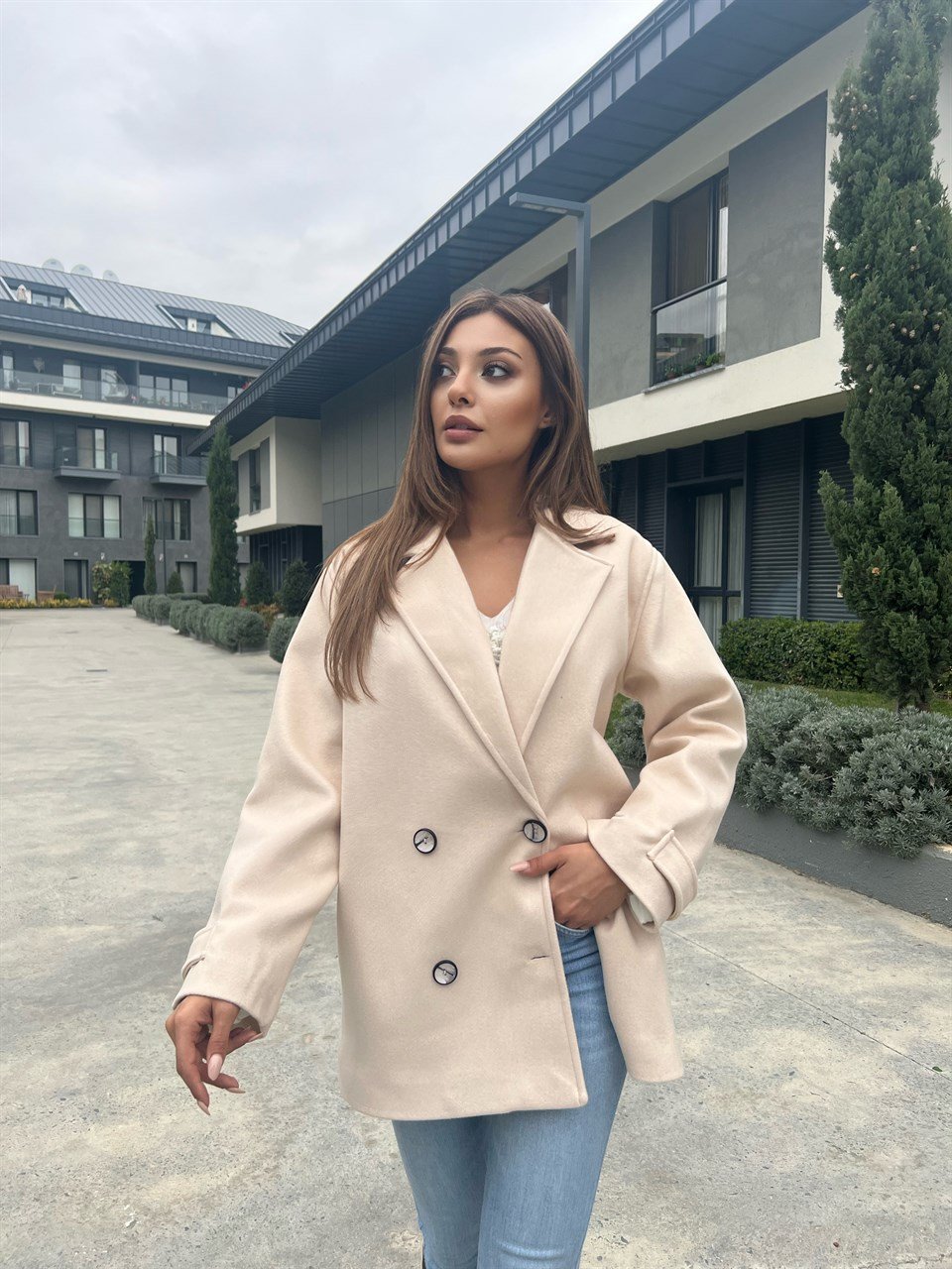 Düğmeli Yakalı Bej Kısa Kaban