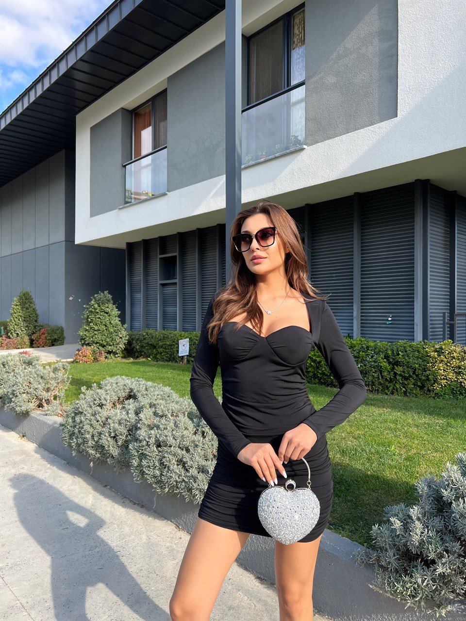 Göğüs Gloplu Yandan Büzgülü Siyah Elbise