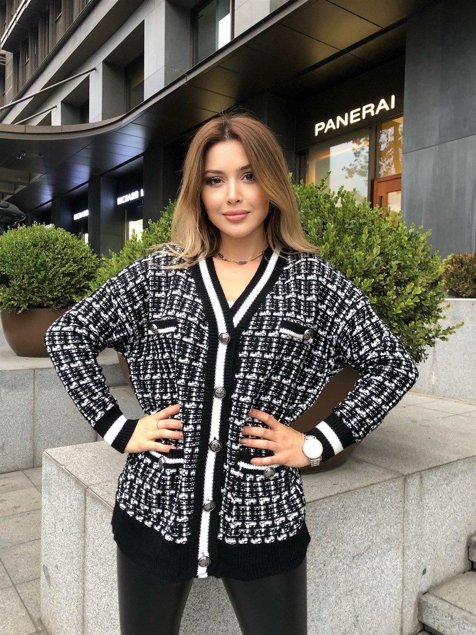 Gold Düğme Siyah Beyaz Hırka