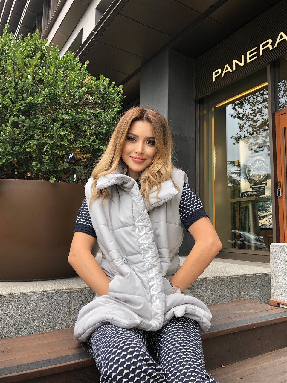 Gri Yazı İşlemeli Şişme Yelek
