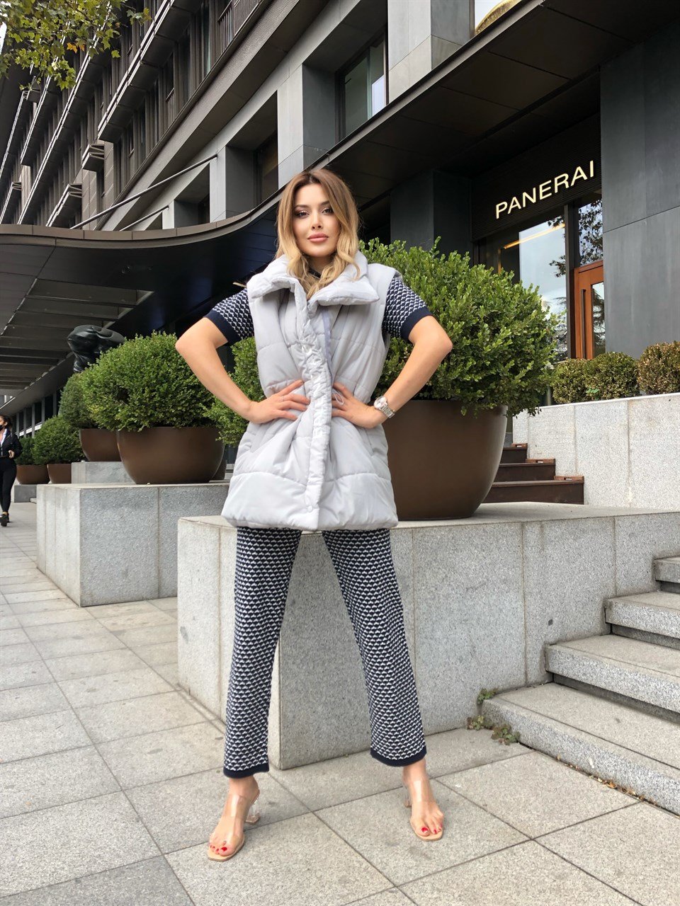 Gri Yazı İşlemeli Şişme Yelek