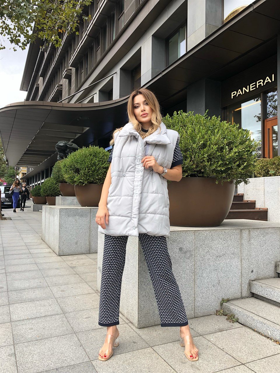 Gri Yazı İşlemeli Şişme Yelek