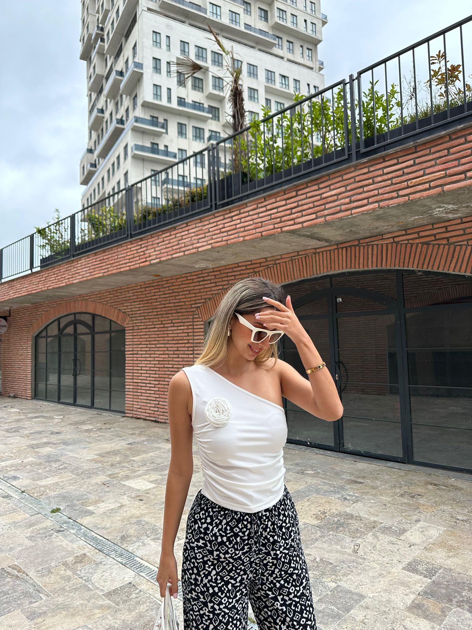 Gül Broşlu Tek Kol Beyaz Bluz 07062121