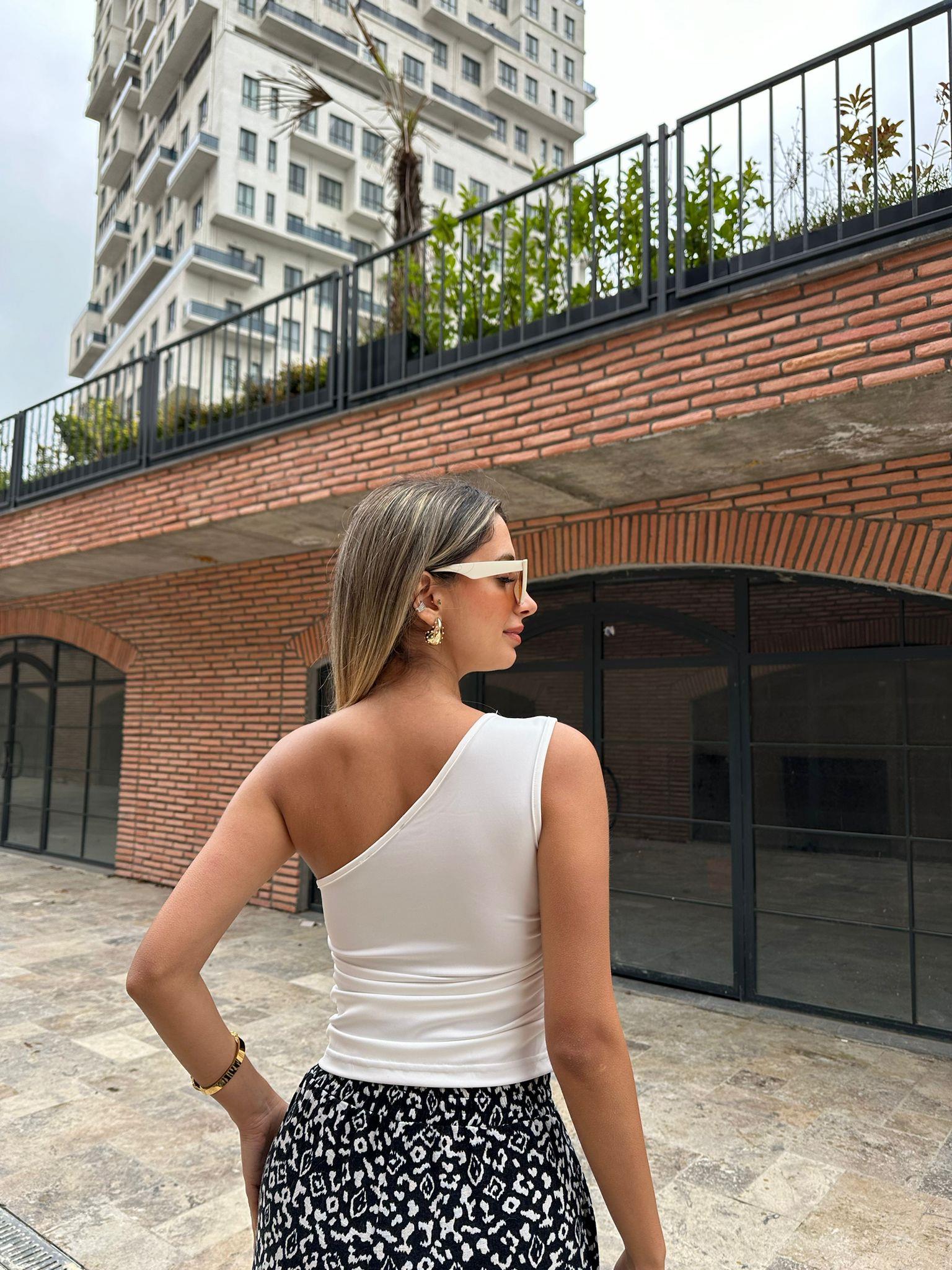 Gül Broşlu Tek Kol Beyaz Bluz 07062121