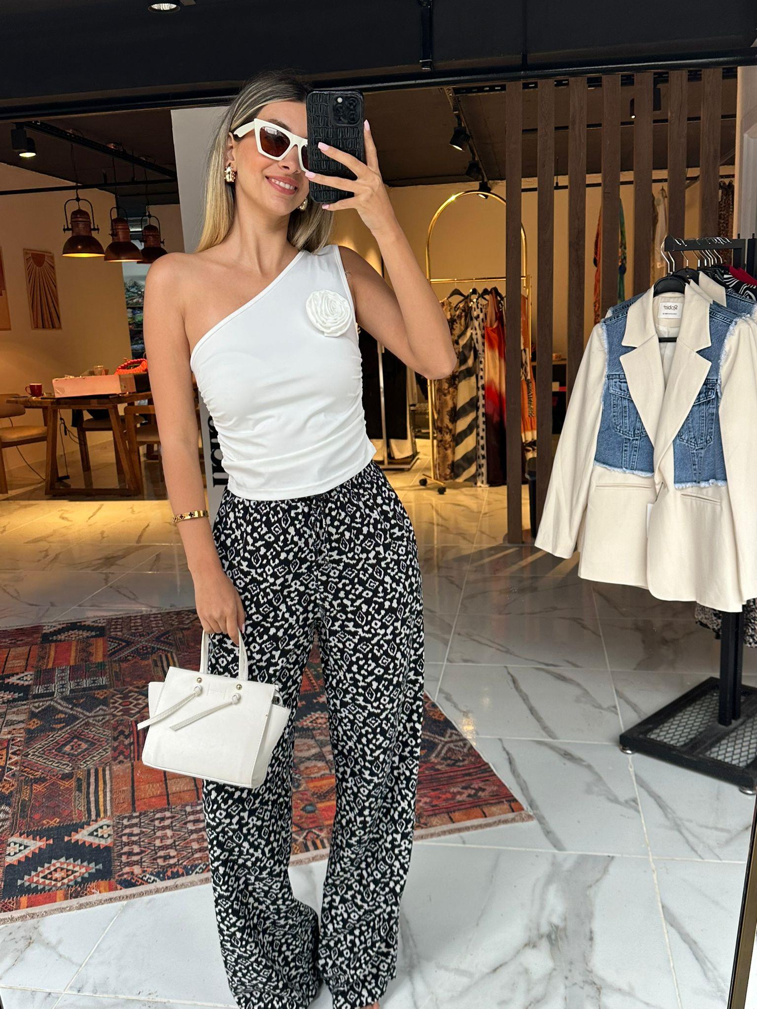 Gül Broşlu Tek Kol Beyaz Bluz 07062121