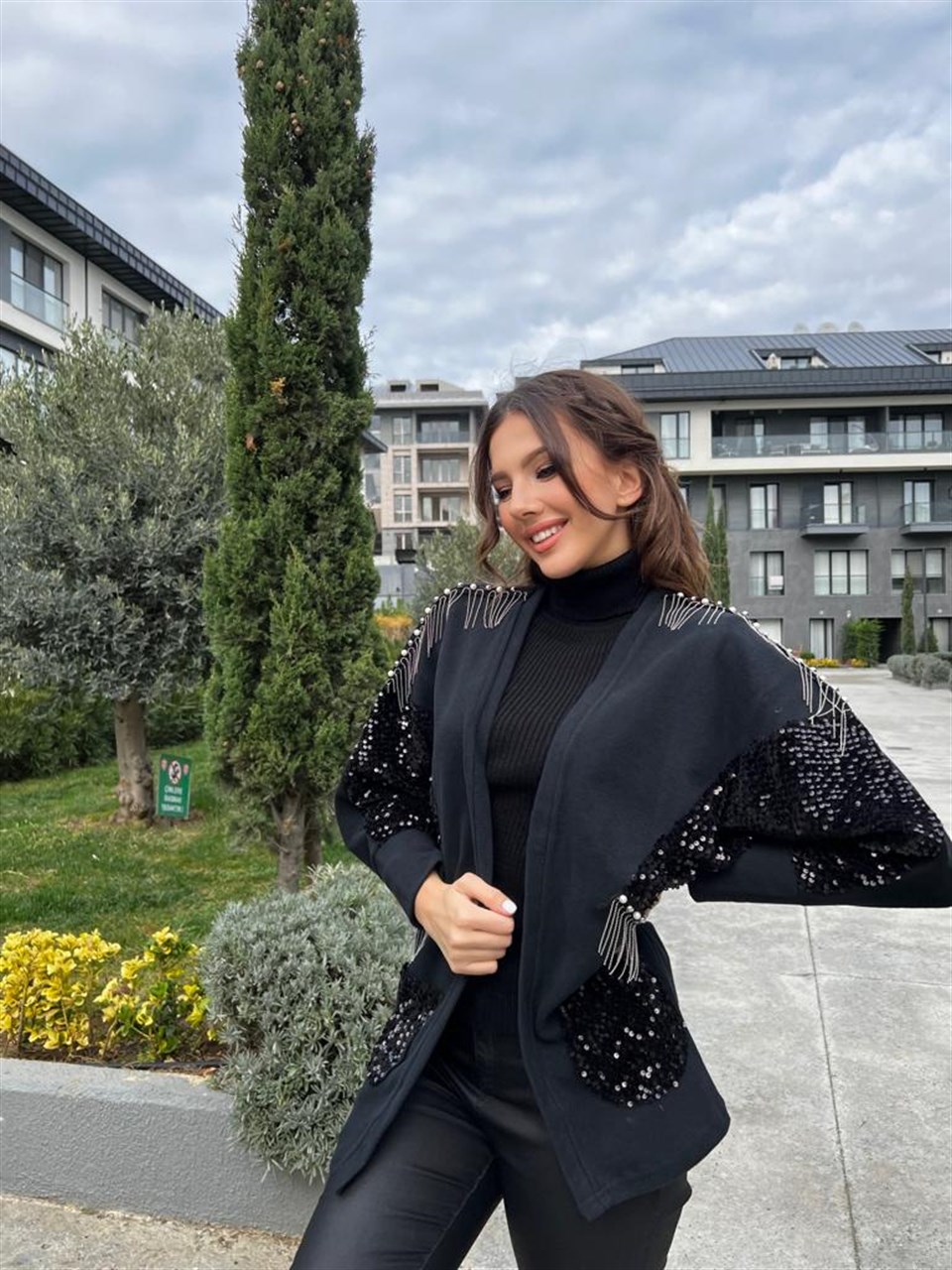 İncili Zincir Püsküllü Siyah Payetli Hırka 3214
