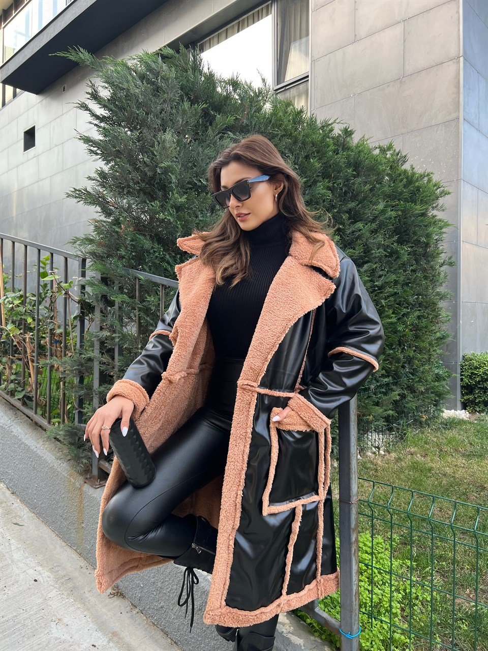 Kahve Peluş Detaylı Deri Uzun Mont