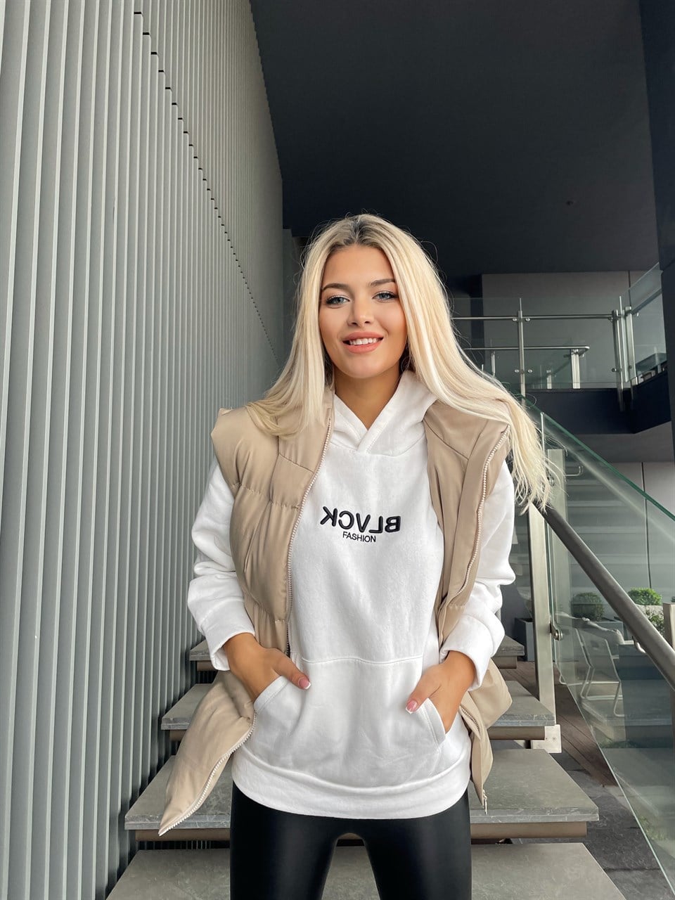 Kapüşonlu Bej Şişme Yelek