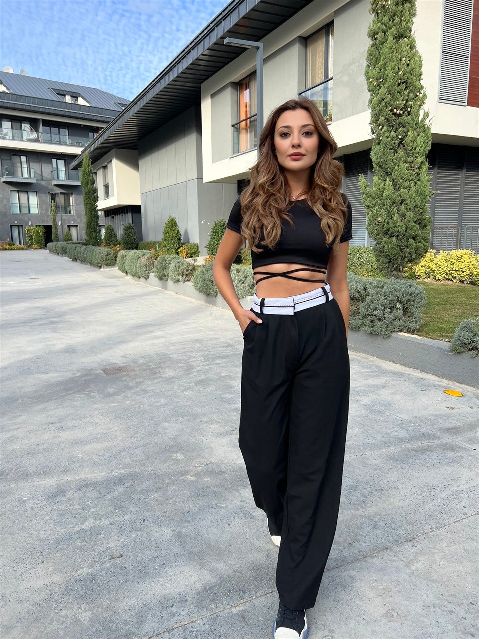 Kemer Detay Siyah Bol Paça Kumaş Pantolon