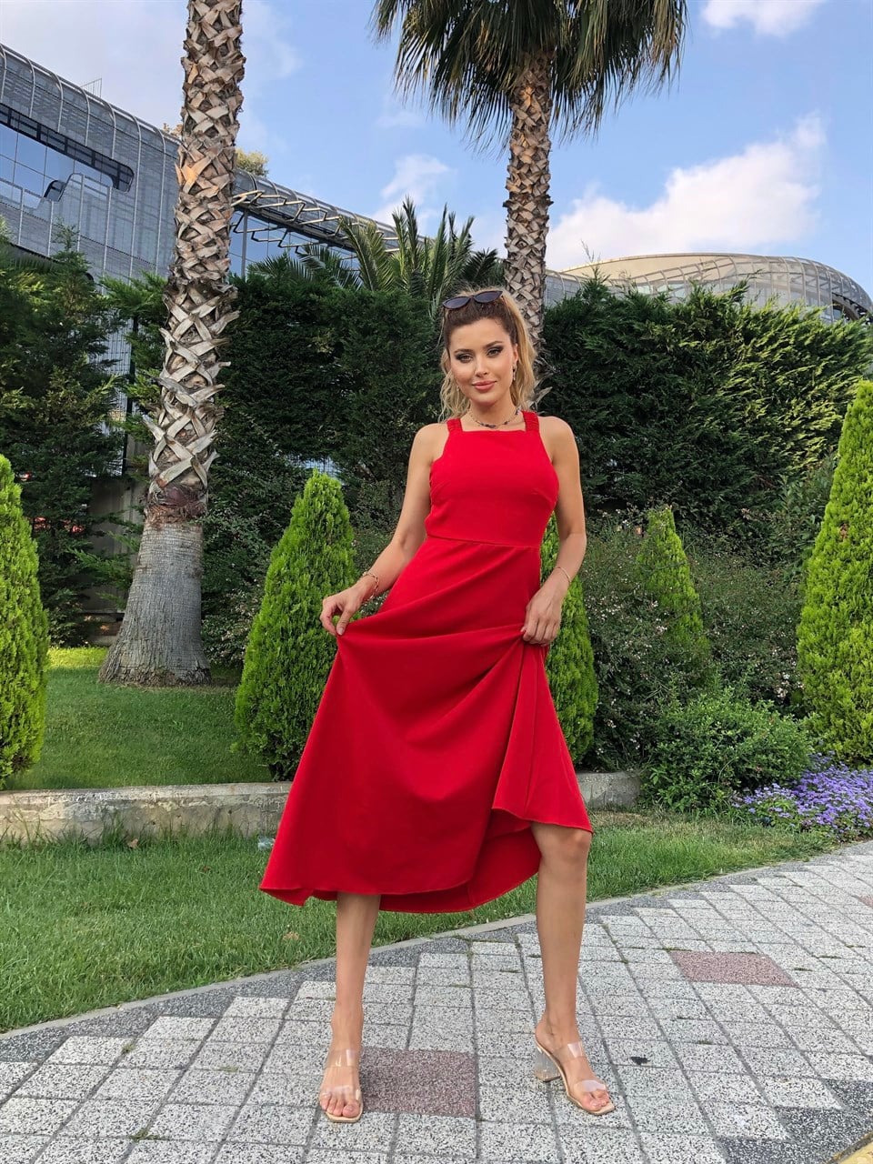 Kırmızı Sırt Dekolteli Atlas Elbise