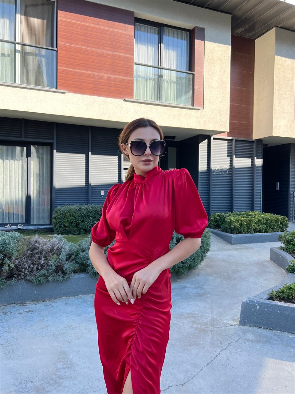 Kırmızı Yırtmaçlı Ve Büzgülü Saten Elbise