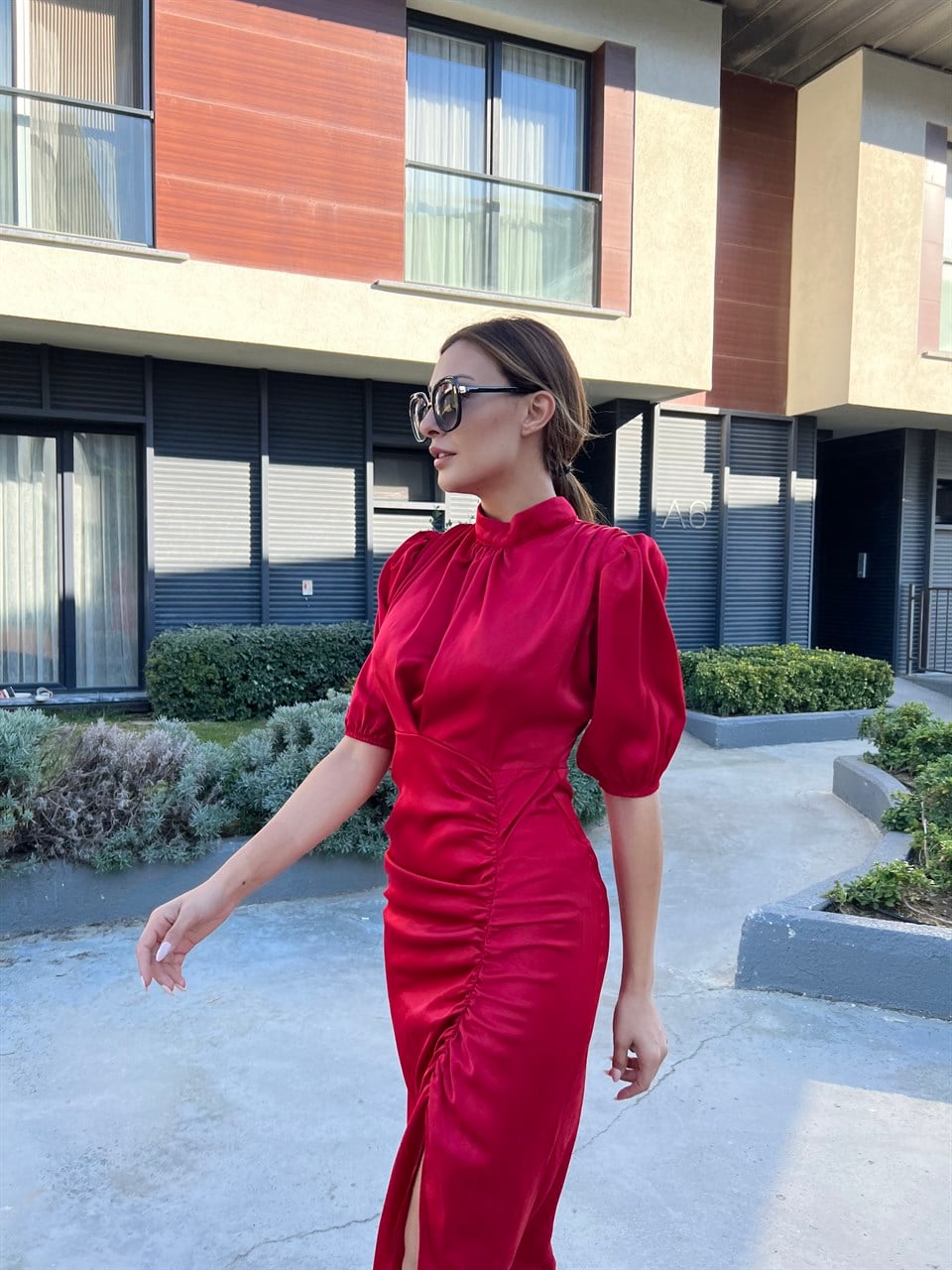Kırmızı Yırtmaçlı Ve Büzgülü Saten Elbise
