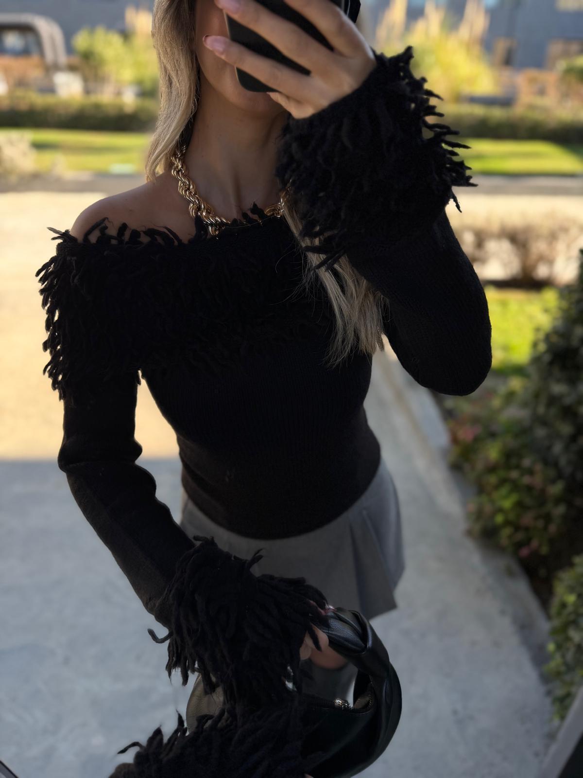 Kol V Yaka Saçaklı Triko Siyah Bluz kzk2090msy