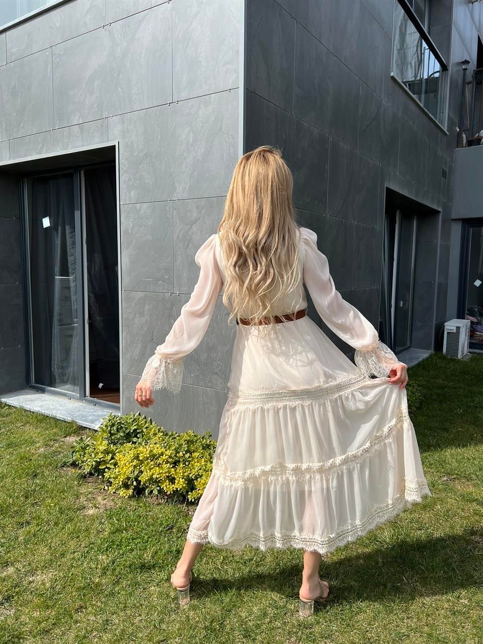 Kolları Dantelli Kemerli Krem Elbise