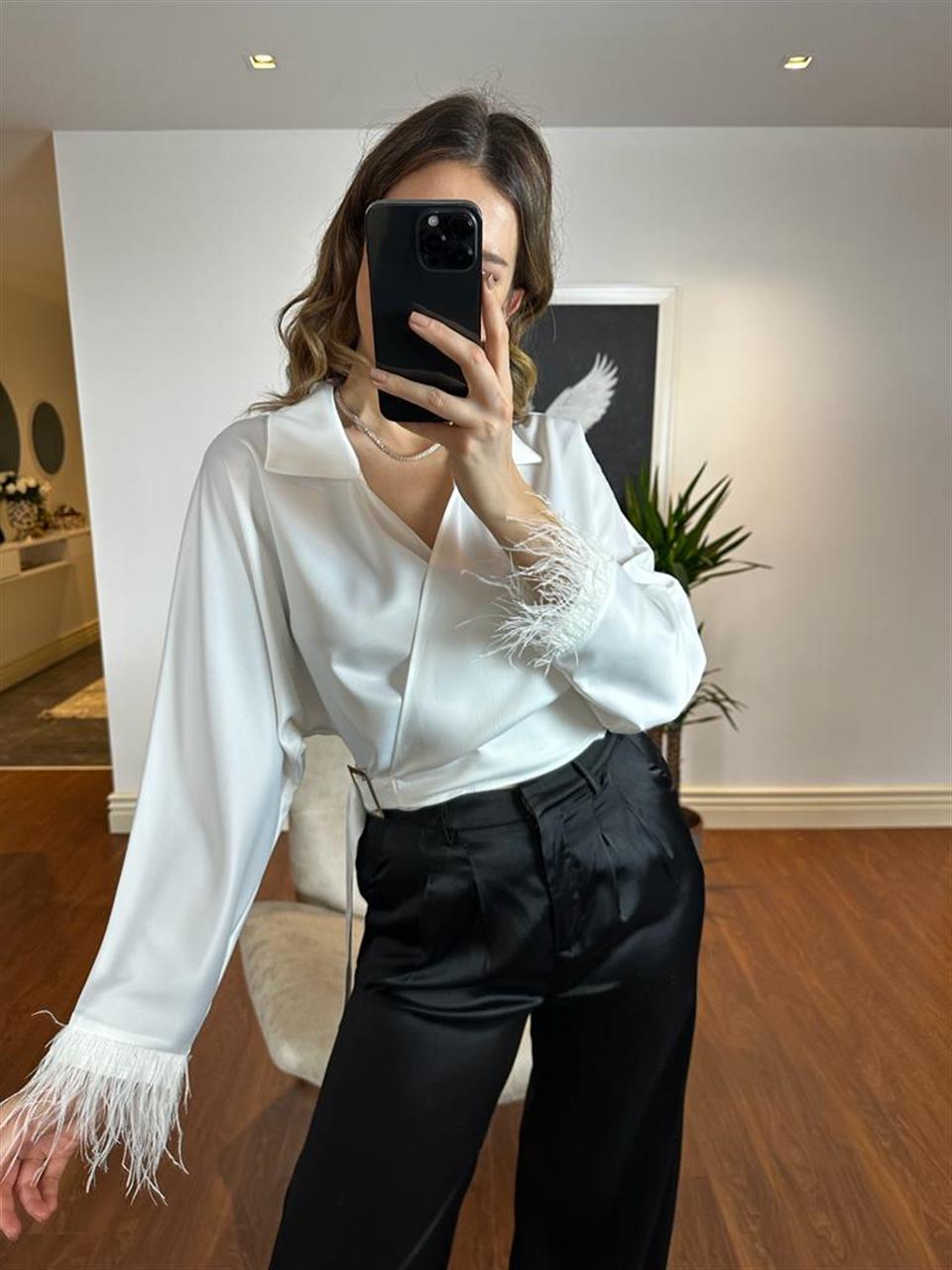 Kolları Tüylü Beyaz Tokalı Bluz 230235