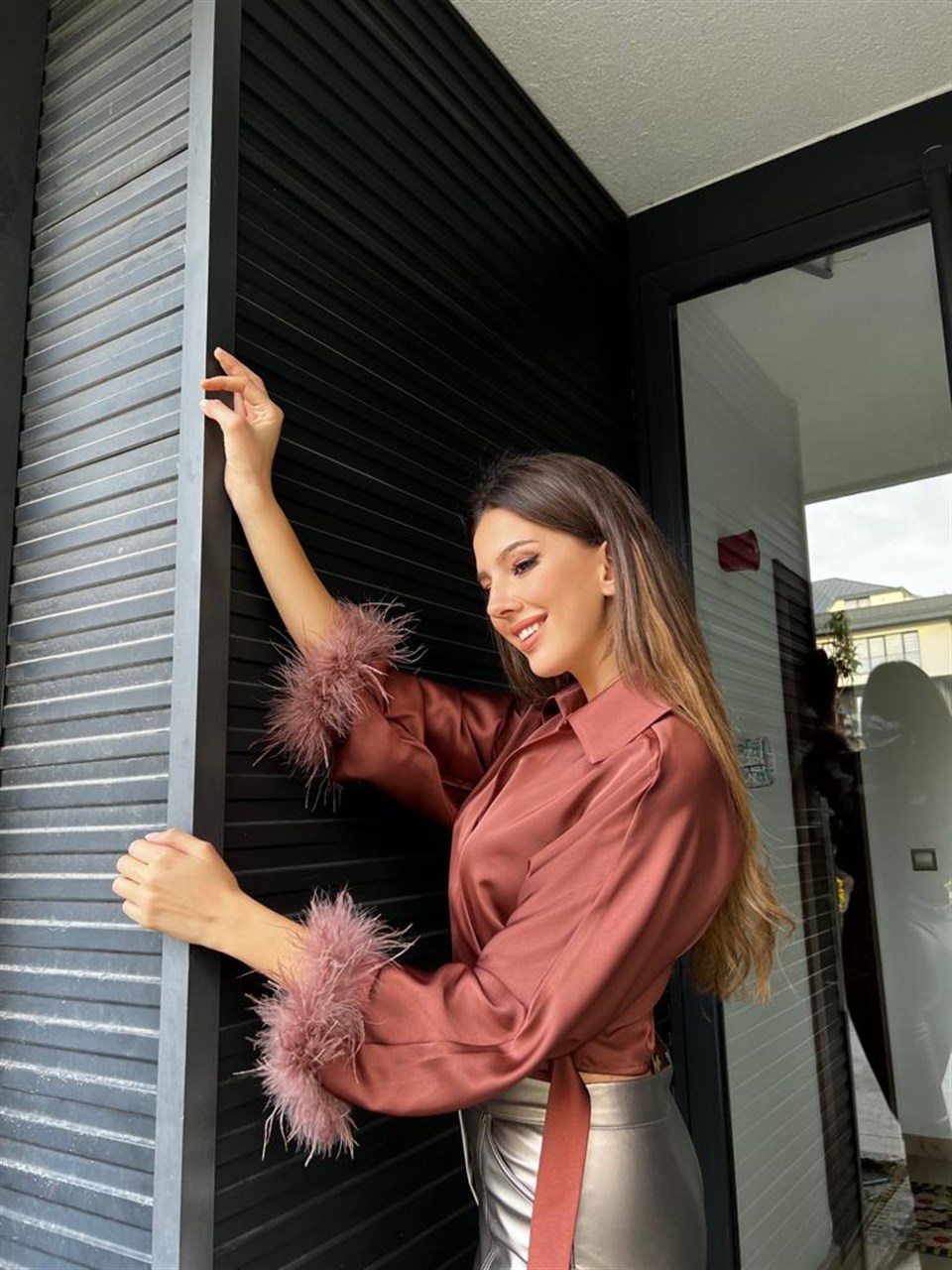 Kolları Tüylü Saten Bel Ayarlı Bluz 2345
