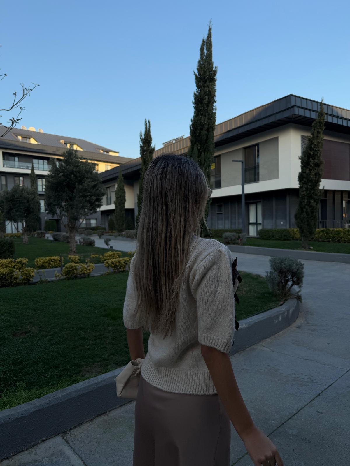 Kurdele Detay Krem Kısa Kol Triko blz2137dp