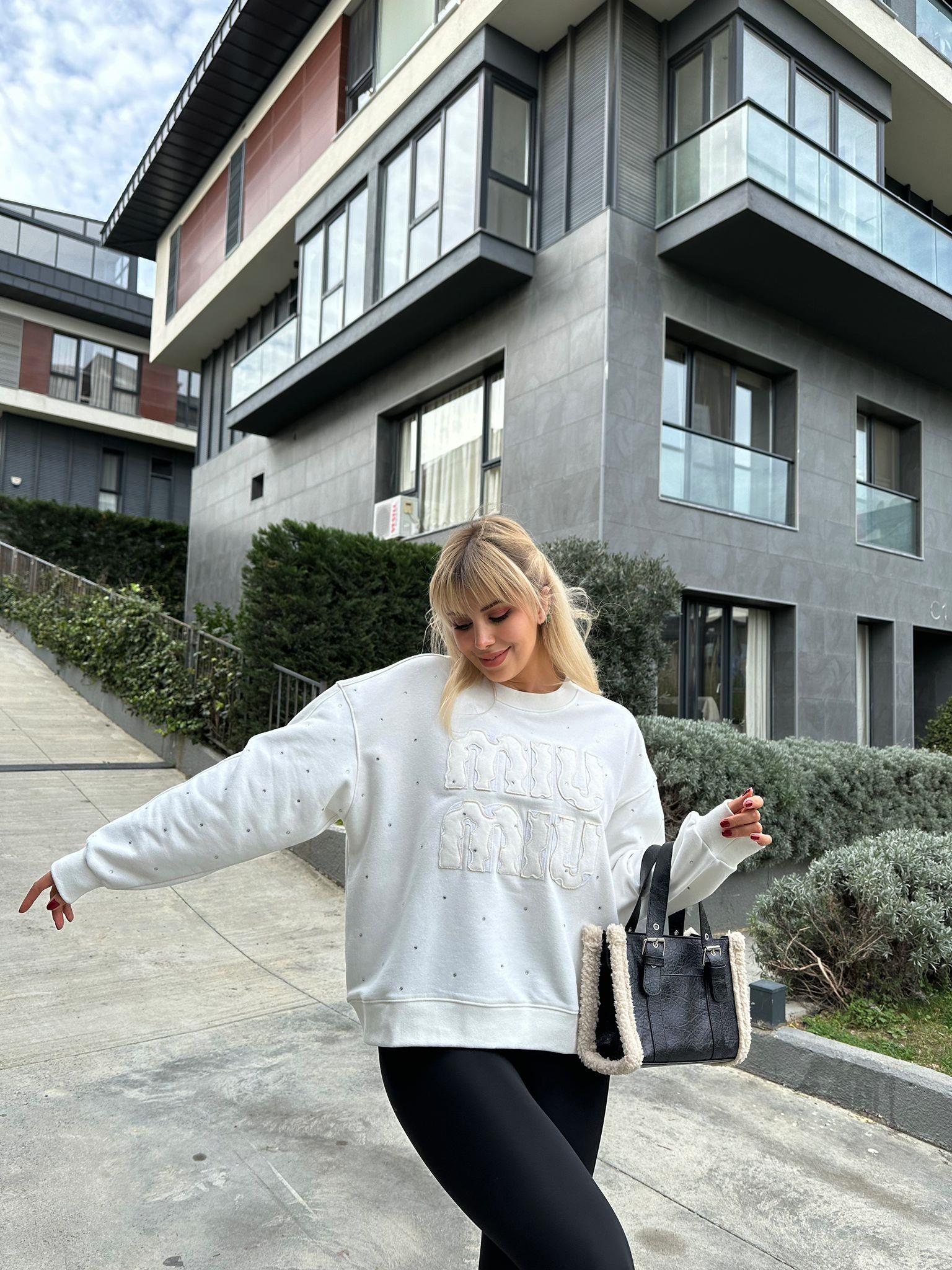 Marka Yazı Kabartmalı Beyaz Taşlı Sweat 17074532