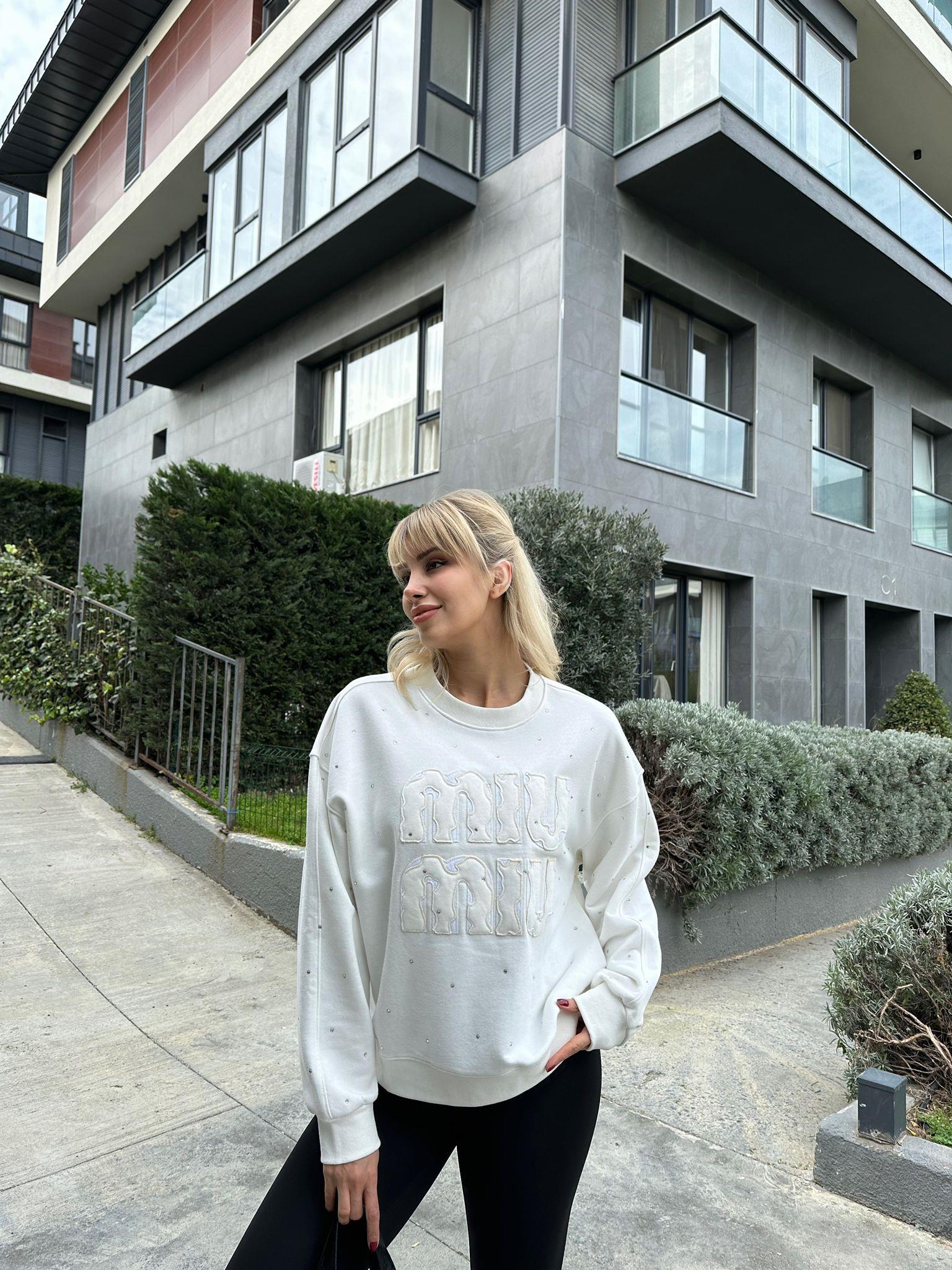 Marka Yazı Kabartmalı Beyaz Taşlı Sweat 17074532