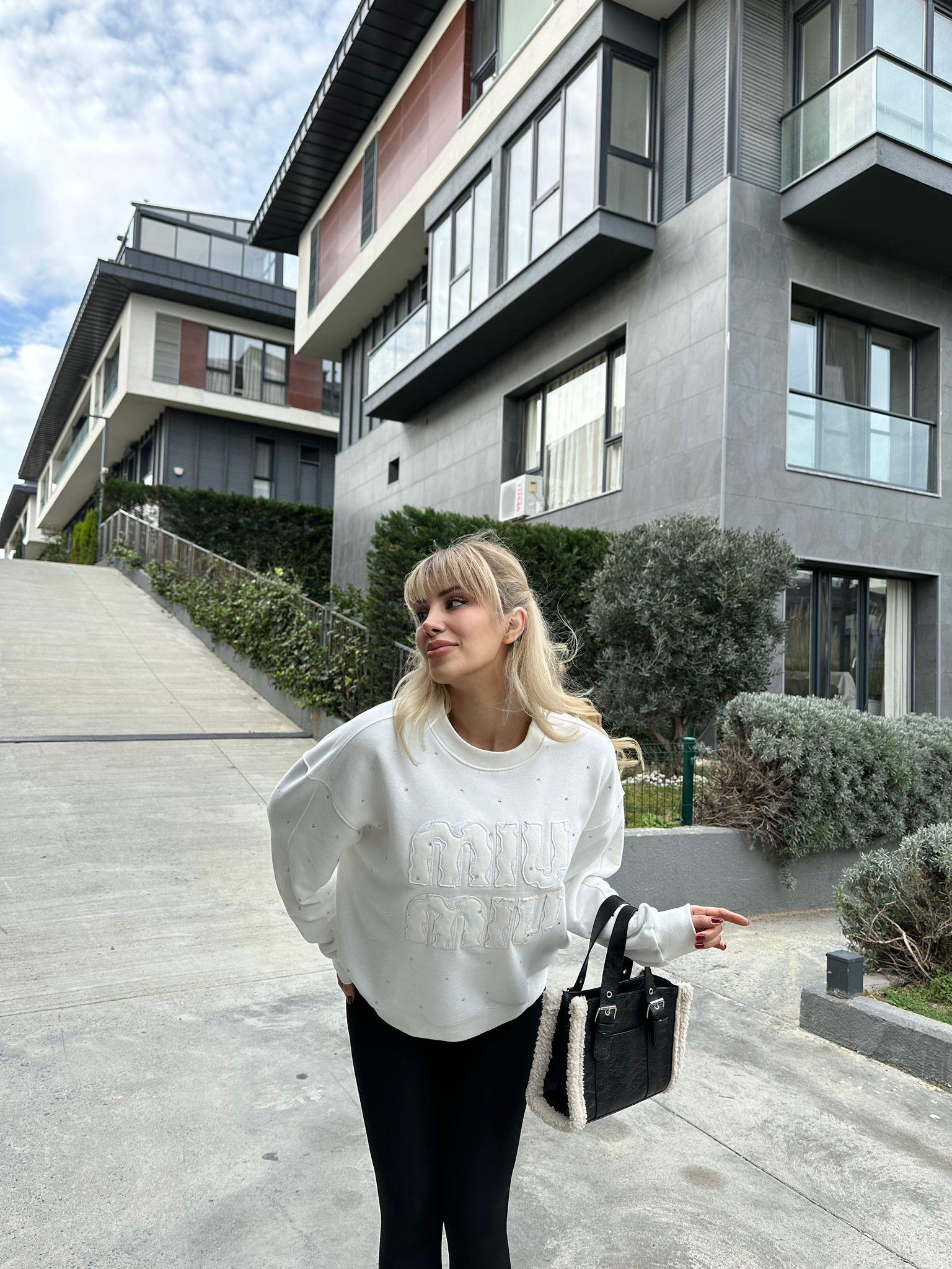 Marka Yazı Kabartmalı Beyaz Taşlı Sweat 17074532