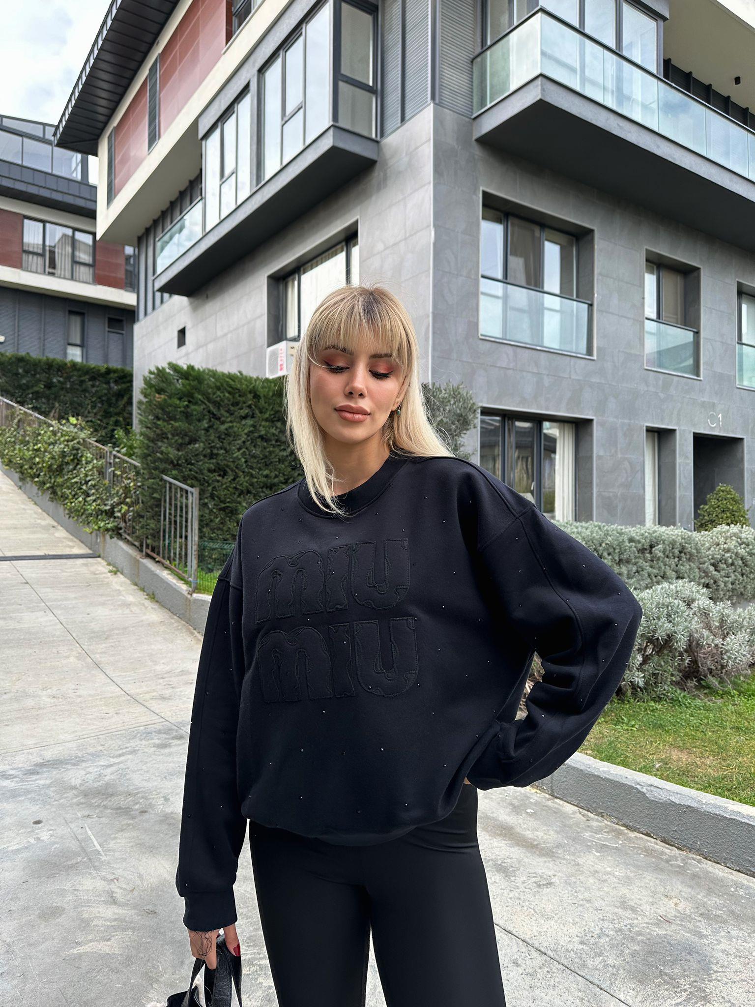 Marka Yazı Kabartmalı Siyah Taşlı Sweat 17074532