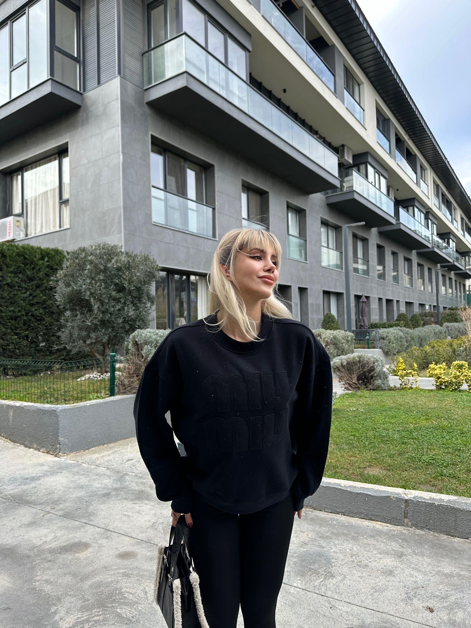 Marka Yazı Kabartmalı Siyah Taşlı Sweat 17074532
