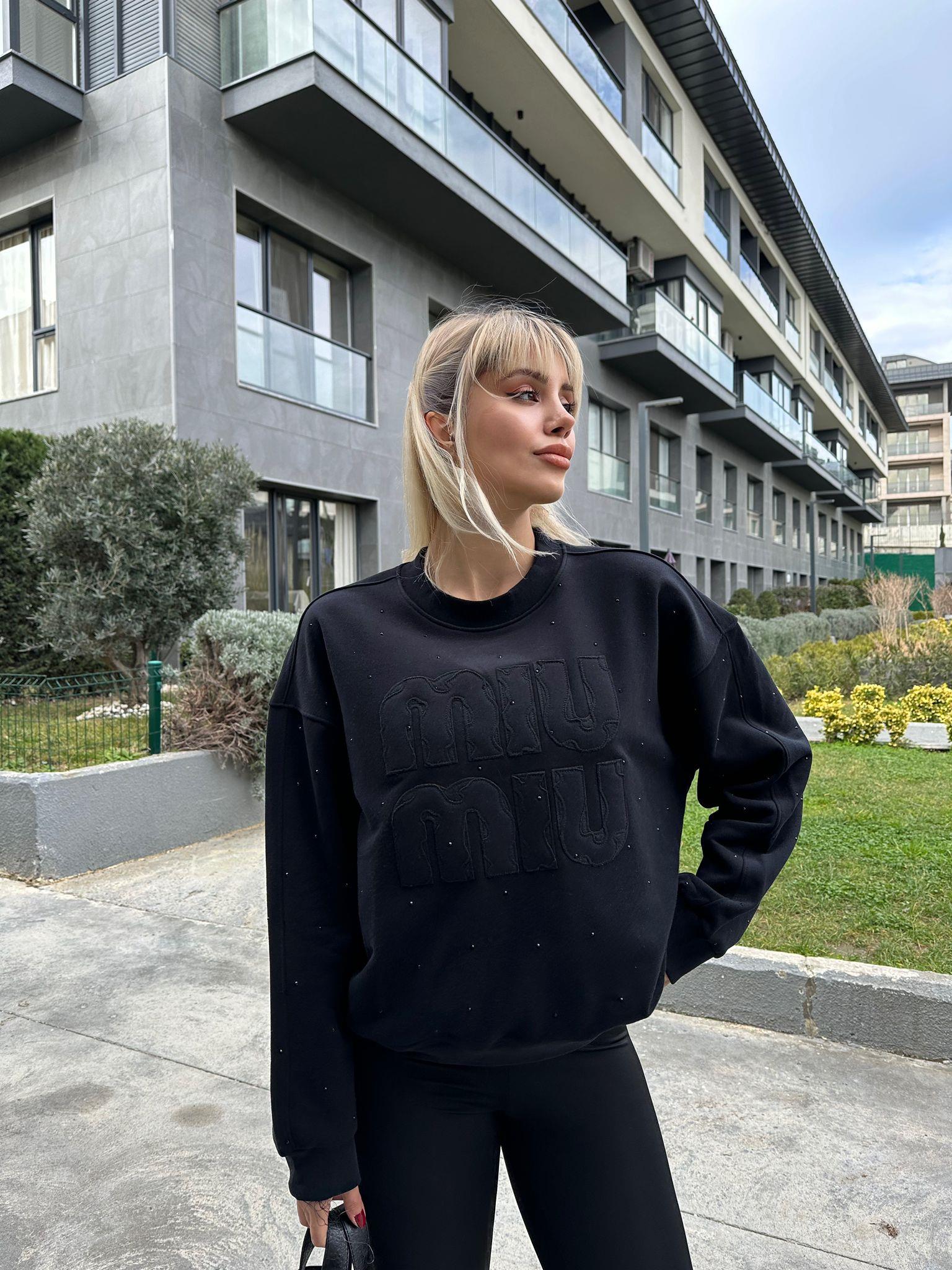Marka Yazı Kabartmalı Siyah Taşlı Sweat 17074532