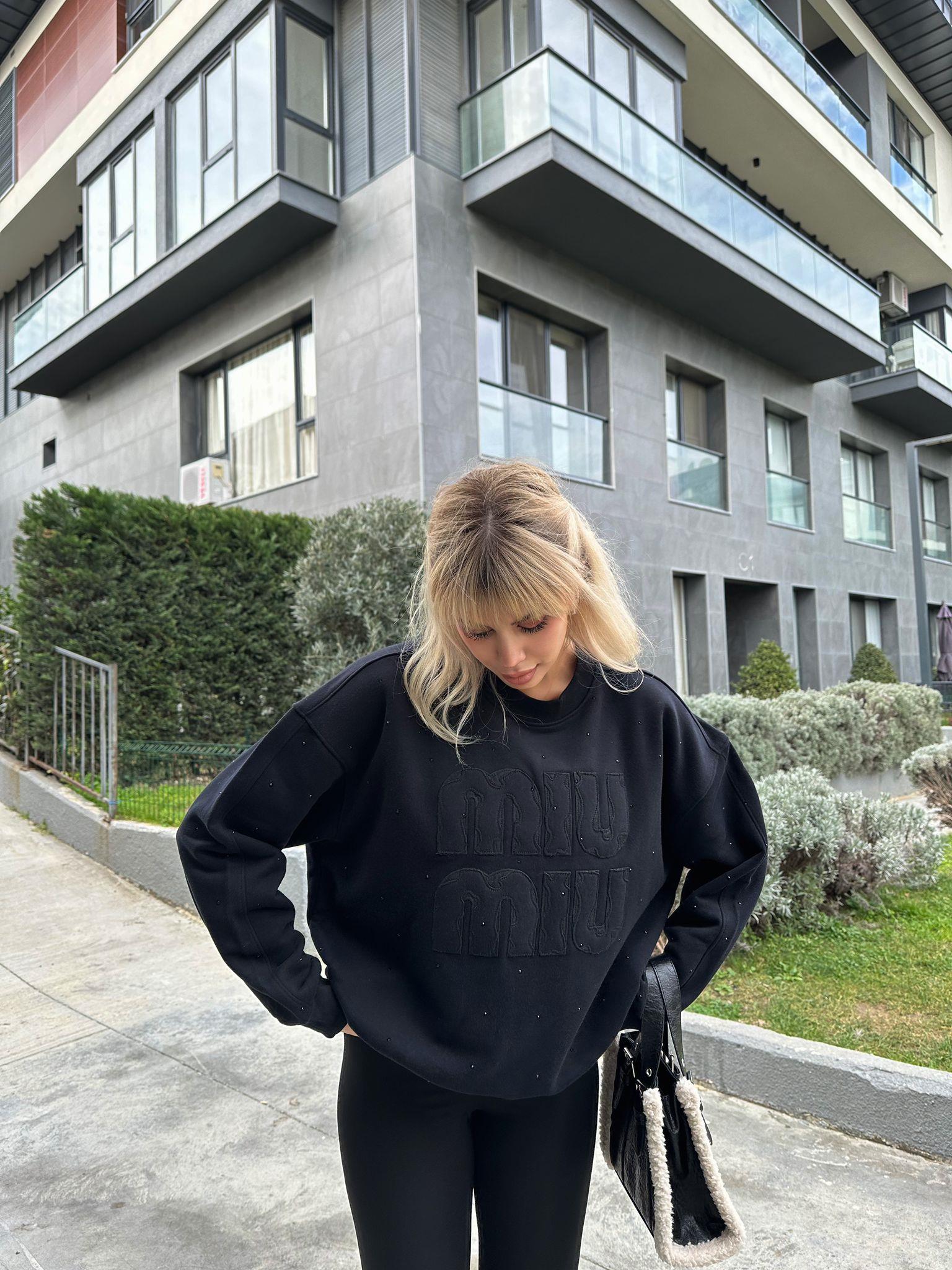 Marka Yazı Kabartmalı Siyah Taşlı Sweat 17074532