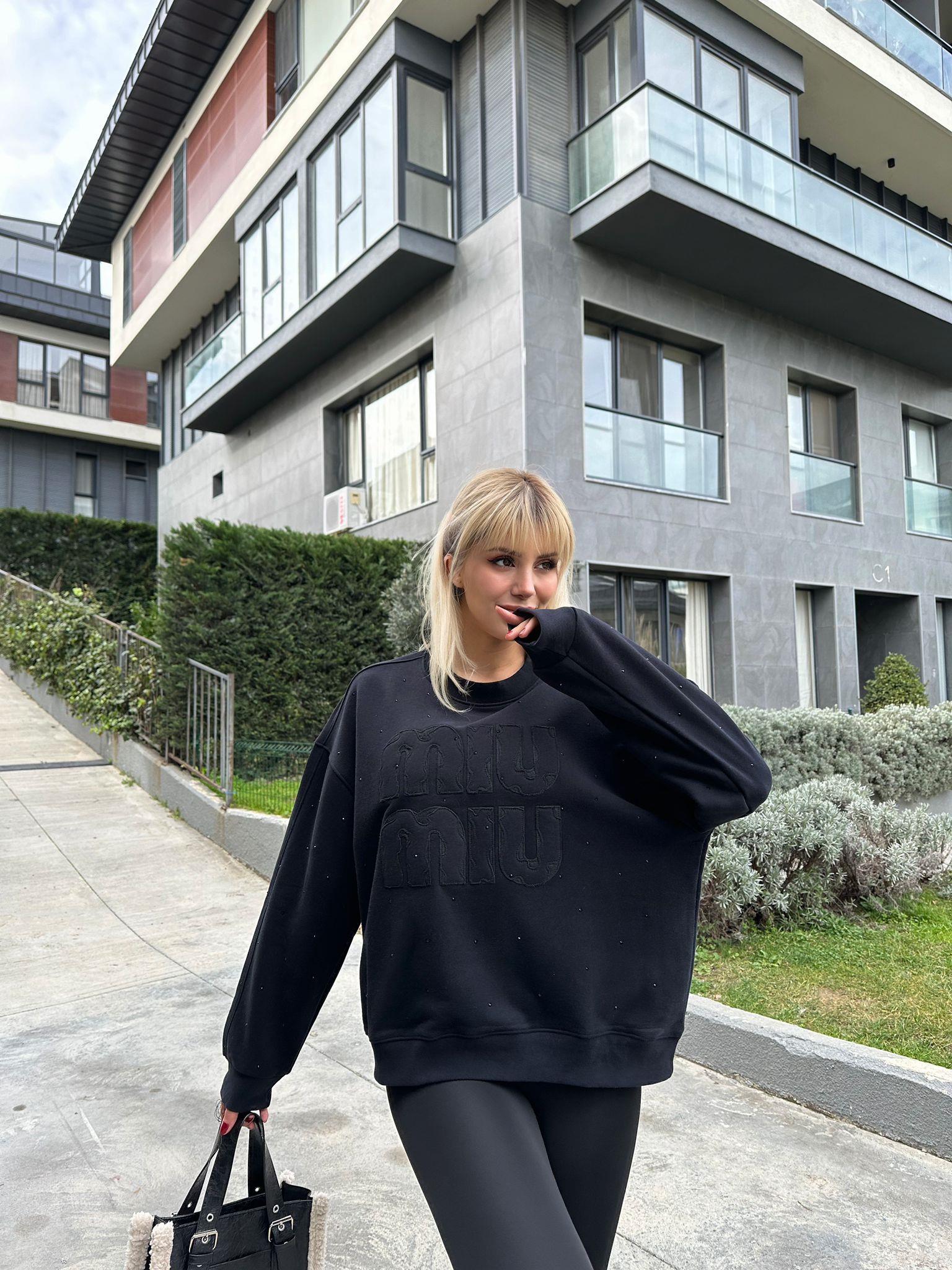 Marka Yazı Kabartmalı Siyah Taşlı Sweat 17074532