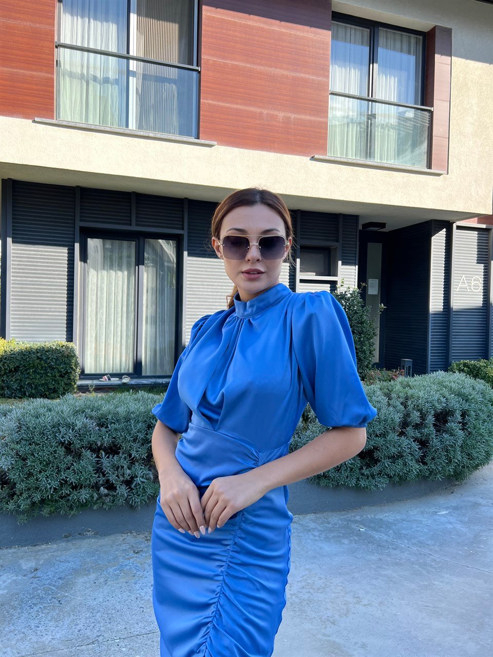 Mavi Yırtmaçlı Ve Büzgülü Saten Elbise
