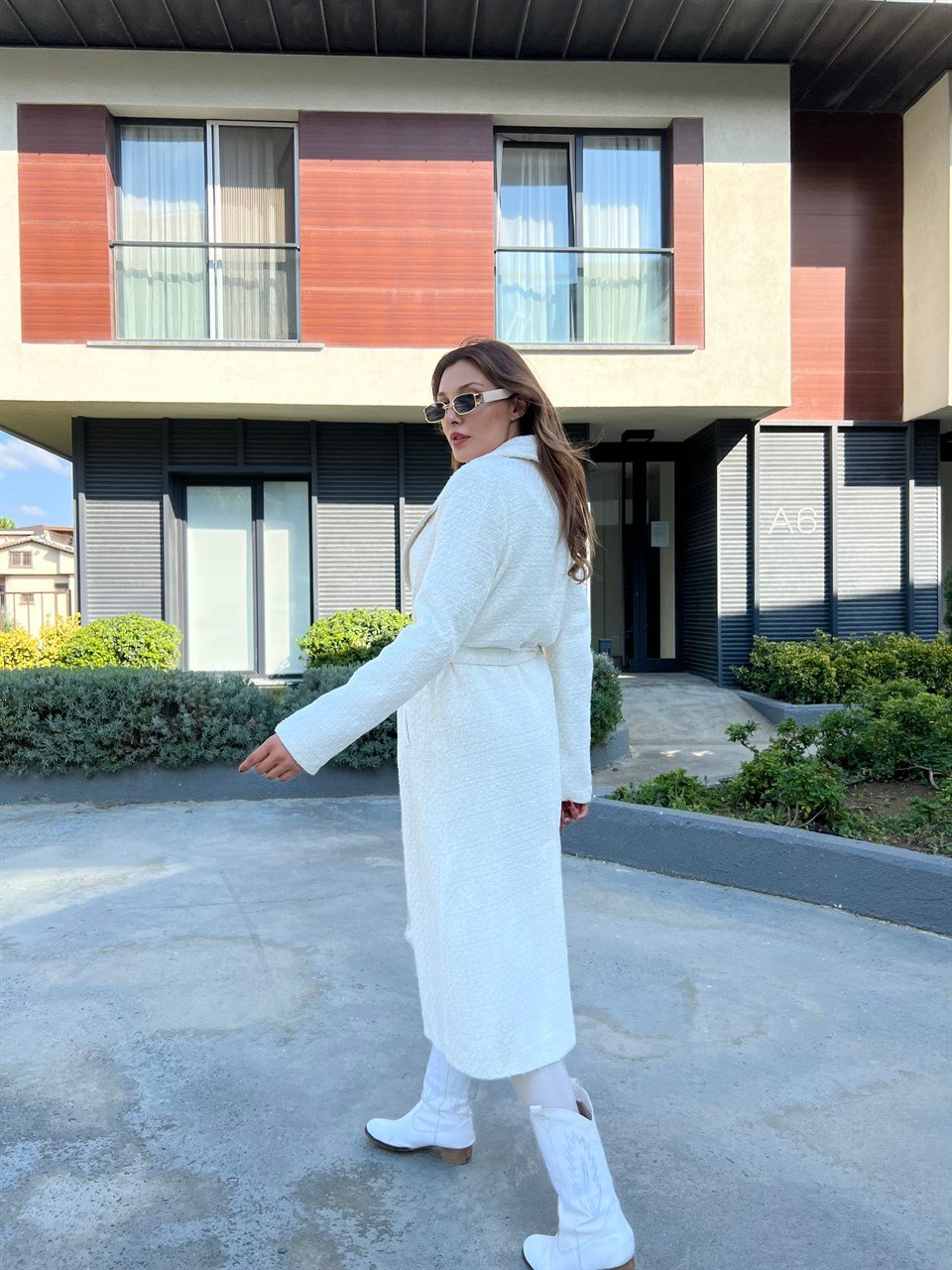 Nilda Beyaz Kuşaklı Kaban